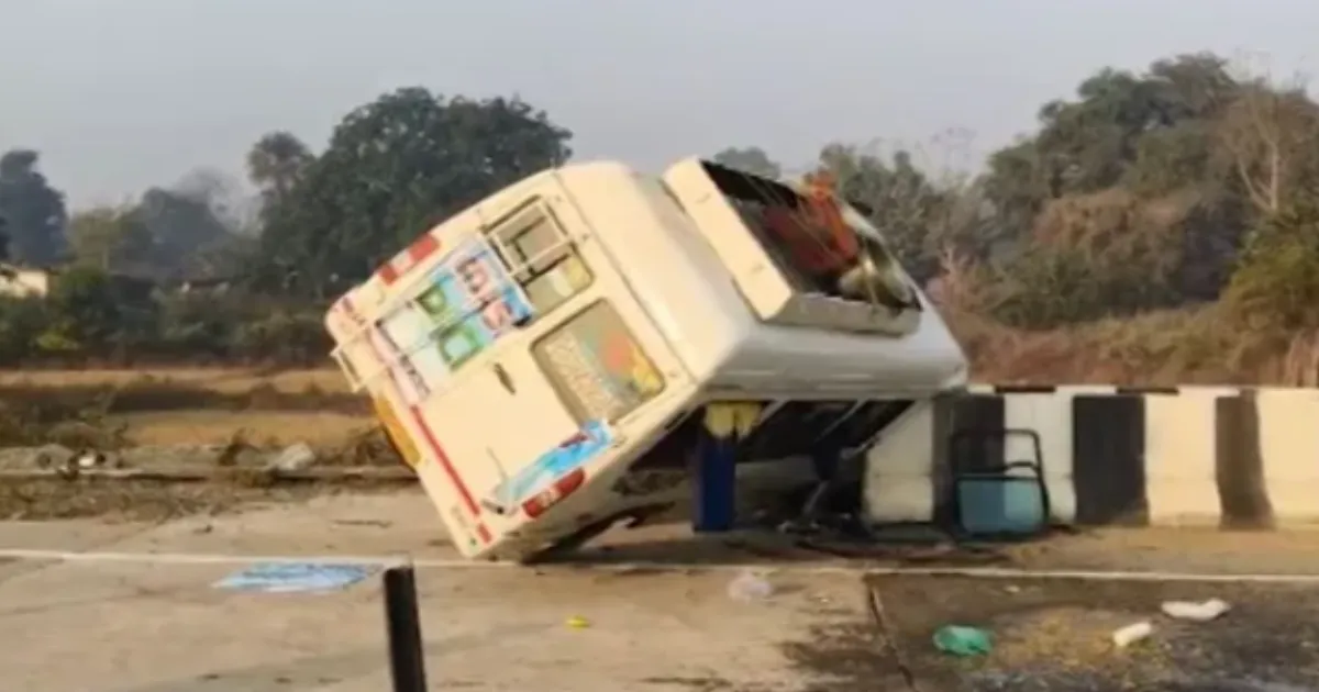 Tourist Vehicle Overturns in Odisha’s Sambalpur, Over 10 Injured