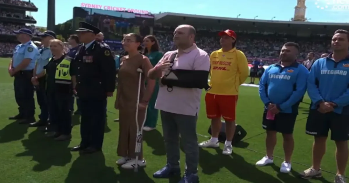 Ashes Match Pauses to Honor Victims and Heroes of Bondi Beach Terror Attack