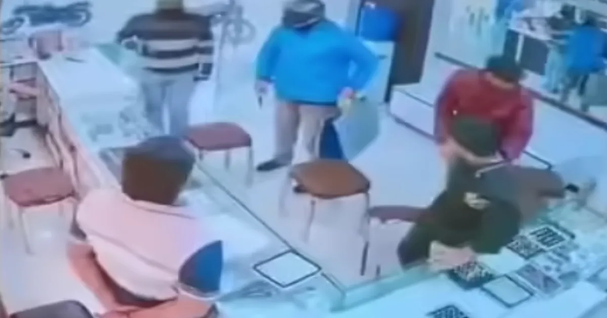 Toy Pistol Used in Jewellery Shop Robbery Attempt; Four Arrested