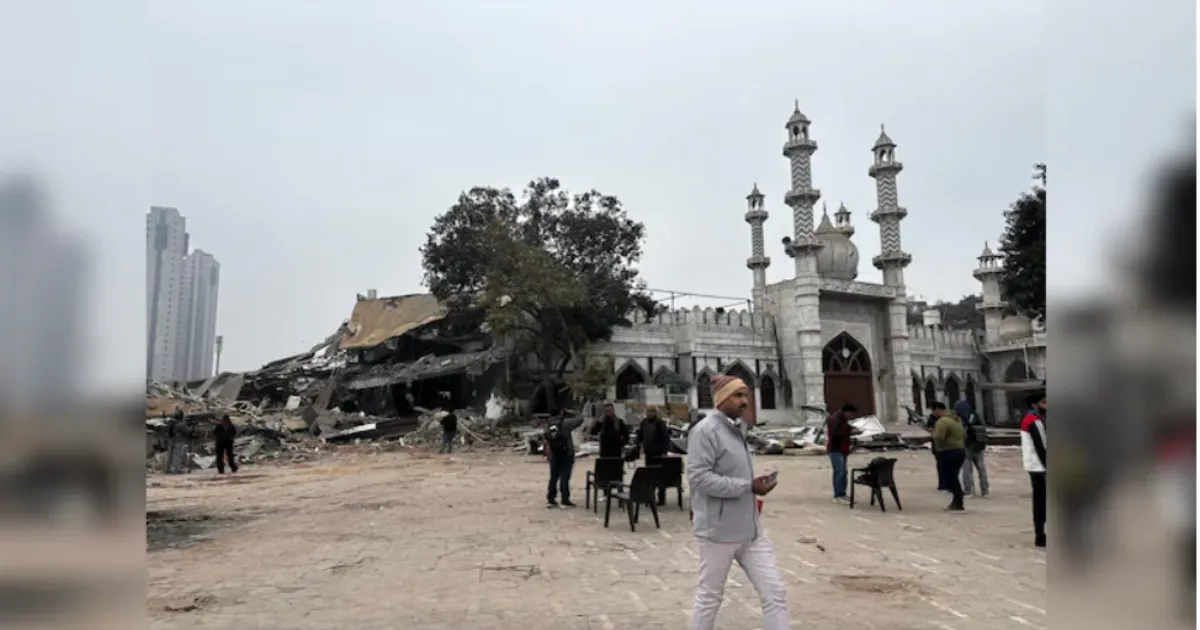 Delhi Mosque and Graveyard Dispute near Ramlila Maidan Explained