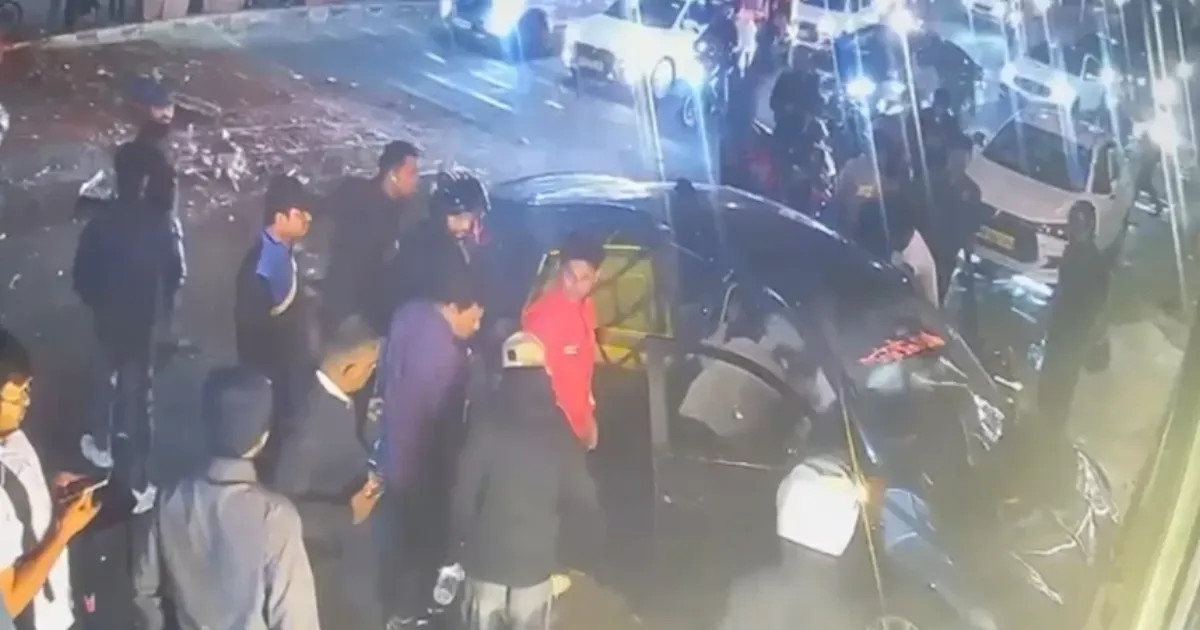 Bengaluru: Drunk Duo Hits Cab Driver With Helmet, Abuses on lookers