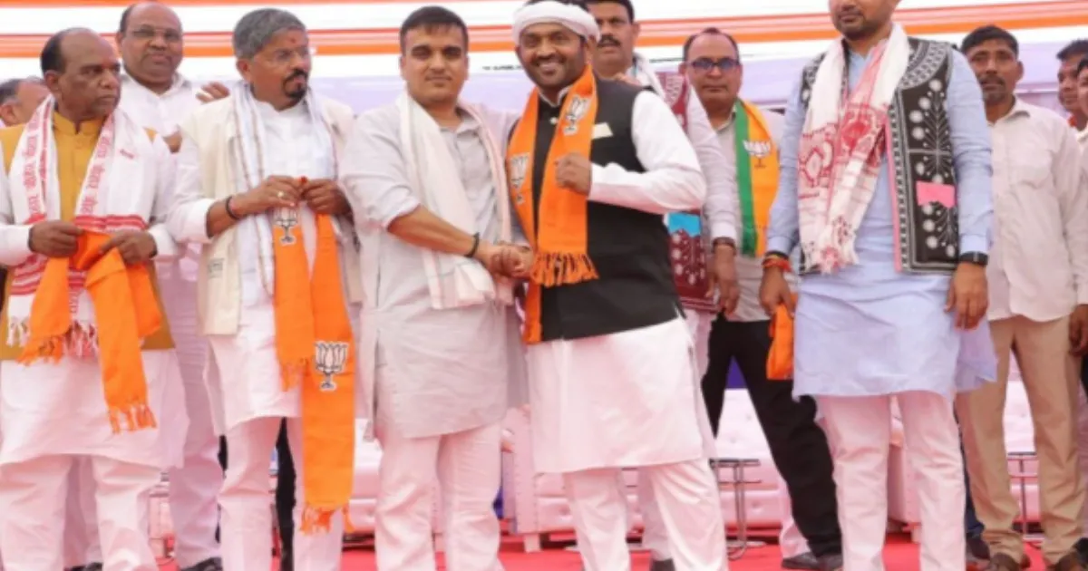AAP's Praful Vasava and Congress's Raj Vasava Join BJP at Dediapada Event With 700 Supporters