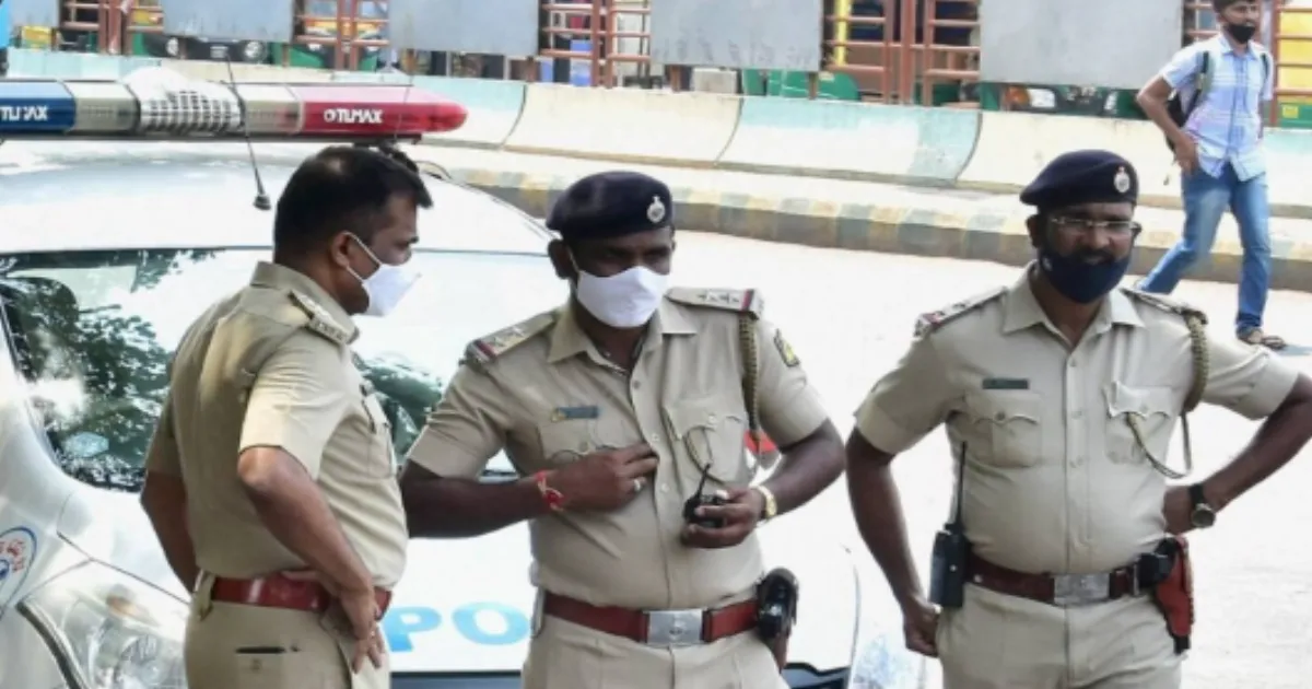  Bengaluru Cop Tries Speaking Hindi to Comfort Stranded Bikers, Arranges Fuel 