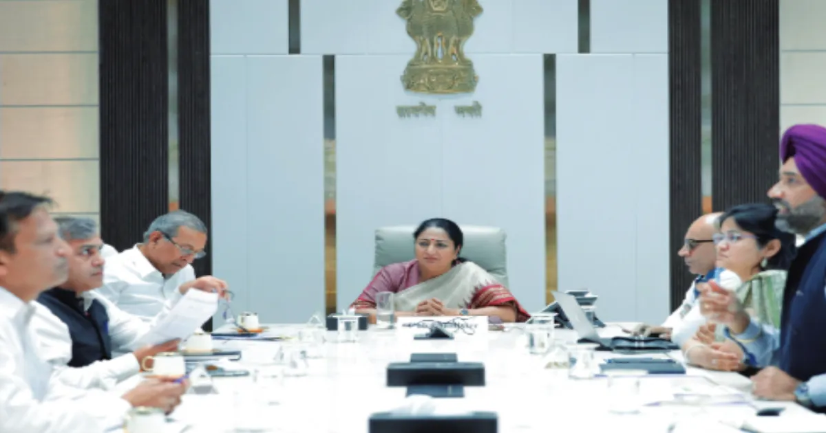  Delhi CM Warns Officials: Laxity on Roads and Drainage Will Not be Tolerated