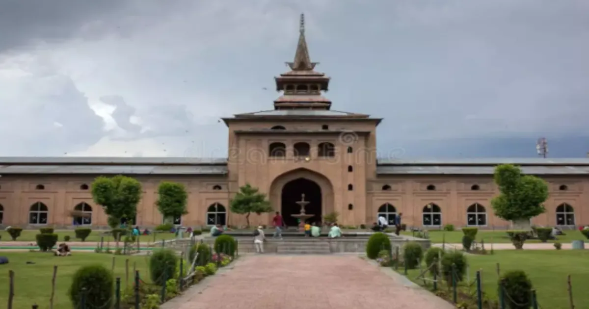 Kashmir's Grand Mosque Shut on Jumat-ul-Vida Again, Mirwaiz Placed Under House Arrest