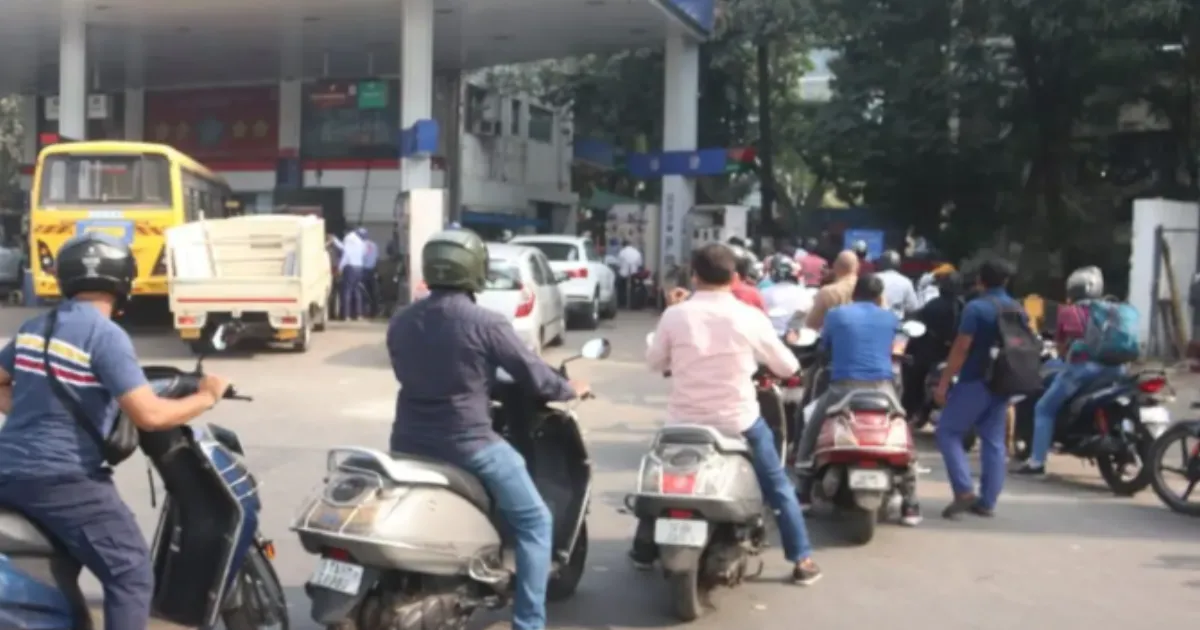 Kolhapur District Administration Confirms Adequate Fuel Stock Despite Midnight Queue Scenes