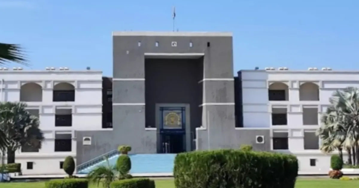 Gujarat HC Quashes Central Bank Employee's Dismissal, Orders Substitution of Penalty After 32 Years