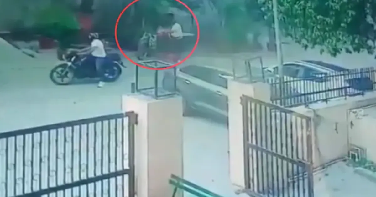 Delhi Chain Snatching: Bikers Stab Woman in Broad Daylight at CR Park, Caught on CCTV