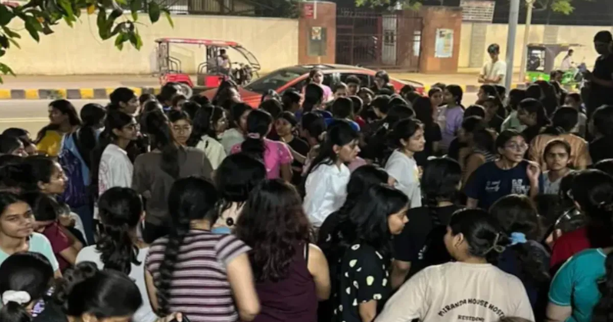 Miranda House Students Bang Plates on Hostel Gate Over Deteriorating Food Quality in Delhi