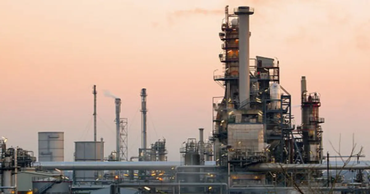  India's OMCs Cut Refinery Payments by Rs 60 Per Litre to Survive Fuel Price Freeze