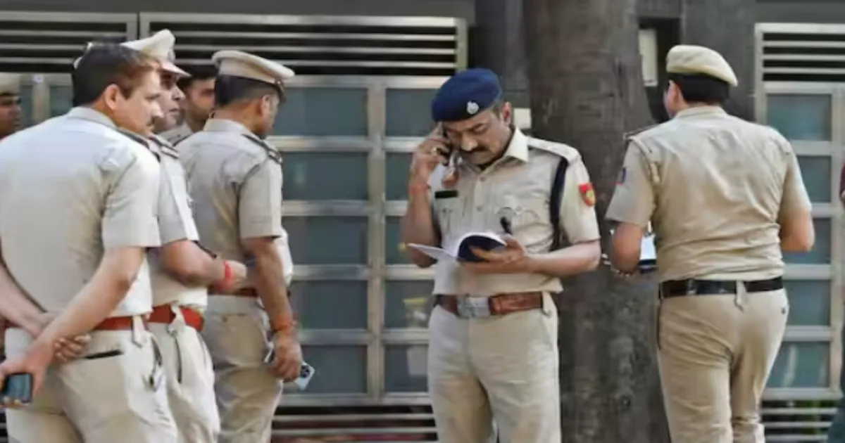 Delhi Police Officer Shoots Two Labourers Over Noise Complaint; One Dead in Dwarka Incident