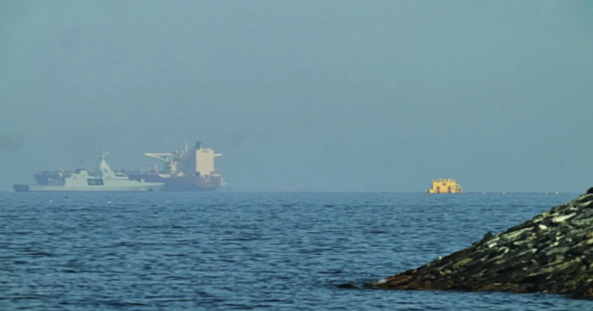 Two US Destroyers Evade Iran's Sustained Missile Barrage in Hormuz Strait