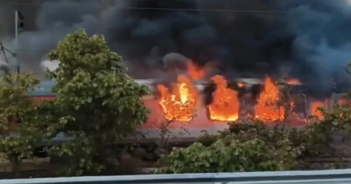  Fire Engulfs Delhi-Bound Rajdhani Express; 68 Passengers Evacuated Safely in 15 Minutes