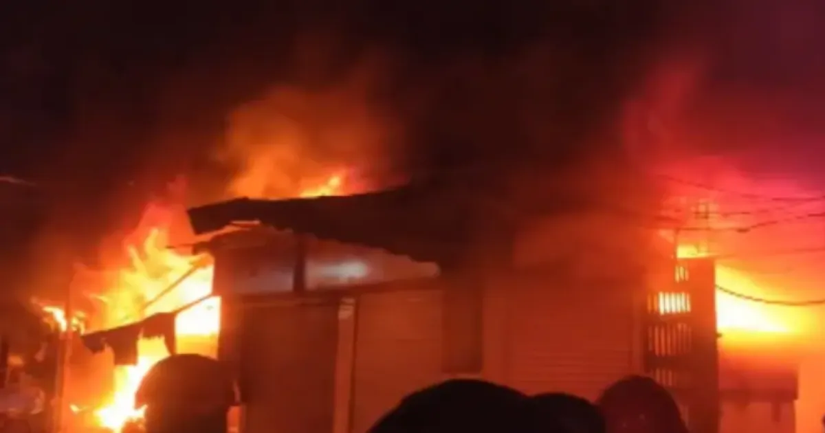 #JUSTIN: Massive Fire Near Thane Railway Station Kills Fireman and Guard