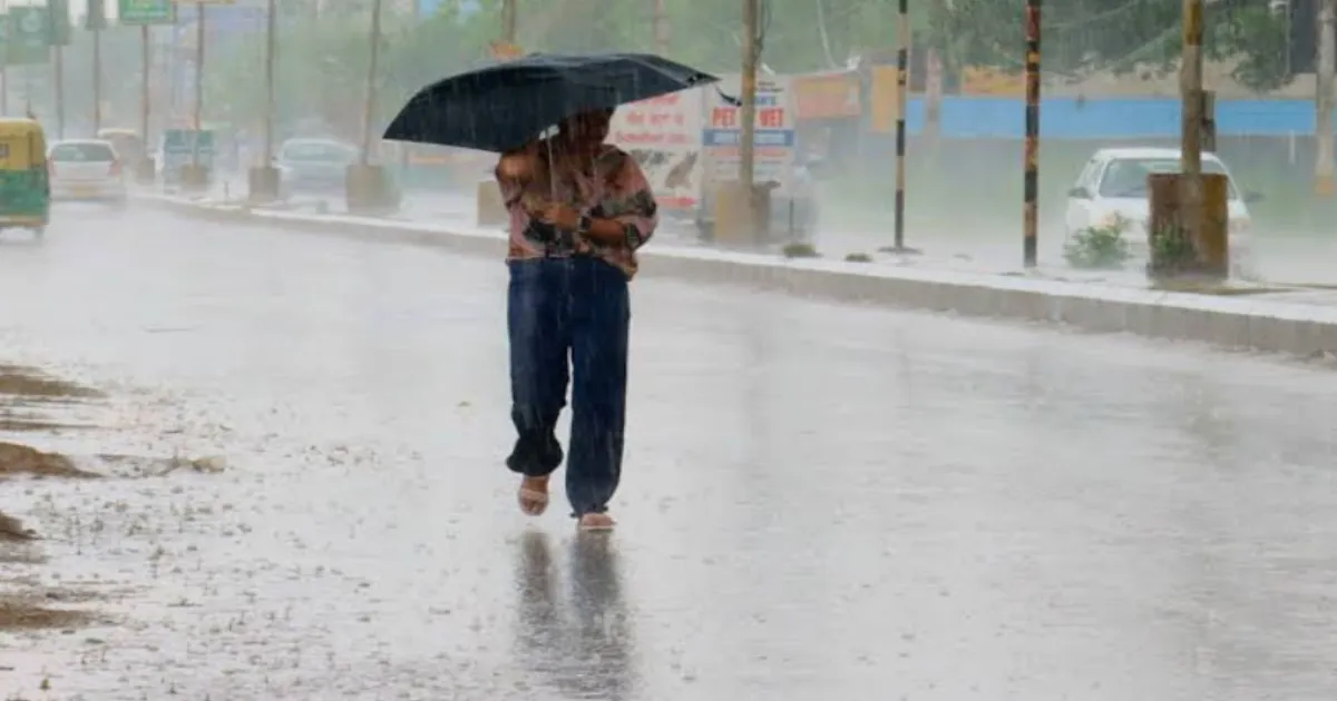 IMD Issues Yellow Alert for Mumbai, Thane, Raigad; Light to Moderate Rain Likely Over Next Three Hours