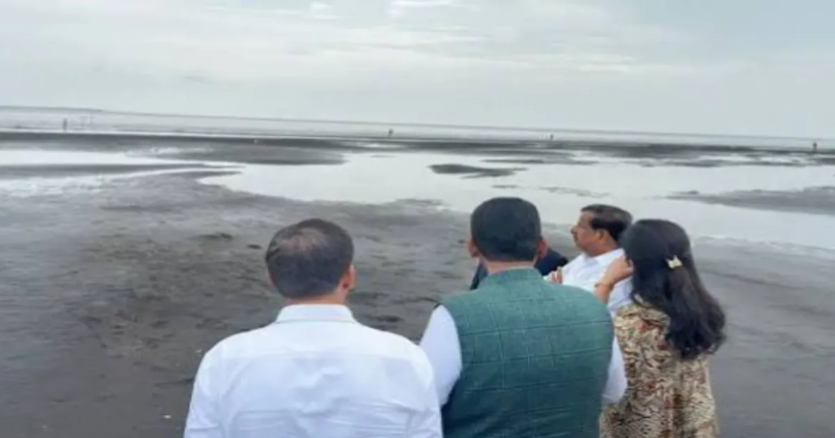 Fadnavis Prioritises Offshore Airport Study to Relieve Mumbai's Growing Pressure