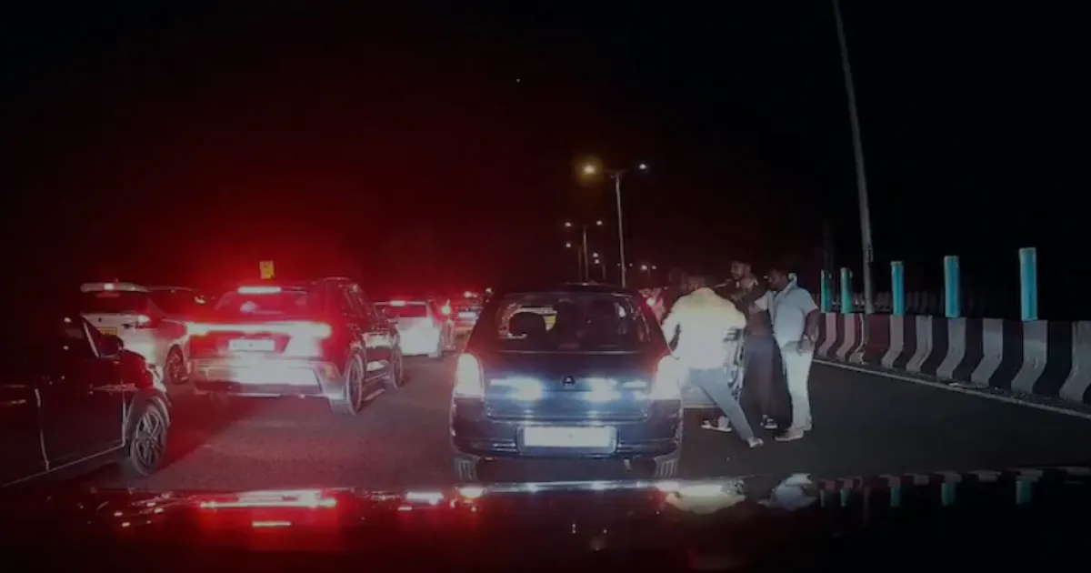 Mob Assaults Family in Broad Daylight on Busy Expressway