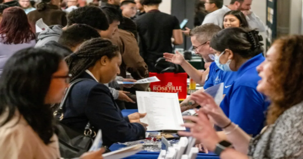 US Initial Jobless Claims Decline to 215,000 in Early July