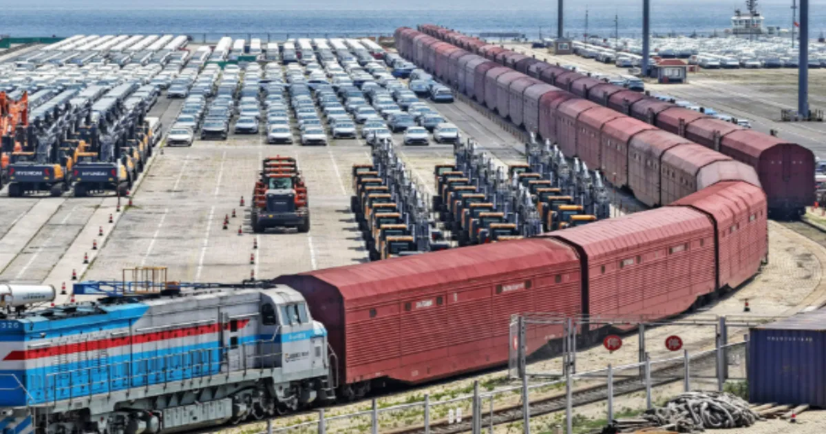 China's Exports, Imports Surge Past Forecasts on AI Boom