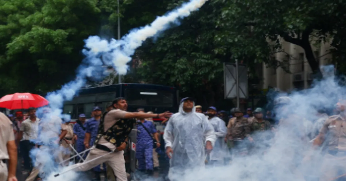 Police Use Tear Gas, Cane-Charge To Disperse Jantar Mantar Protesters