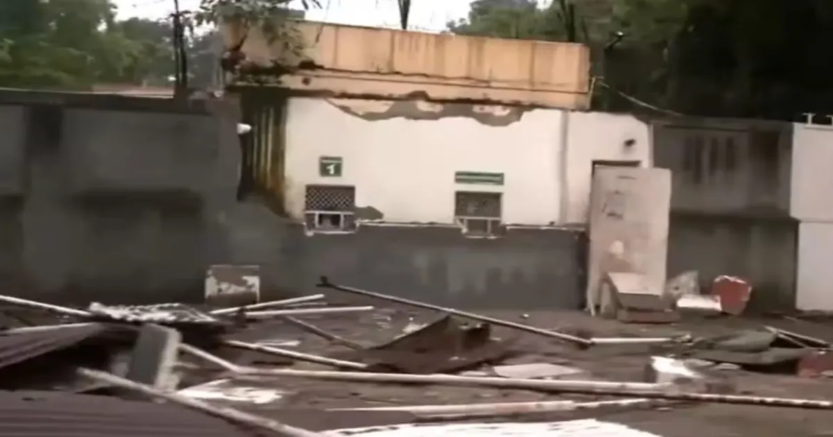 Authorities Remove Unapproved Structures Outside Pakistan High Commission in Delhi