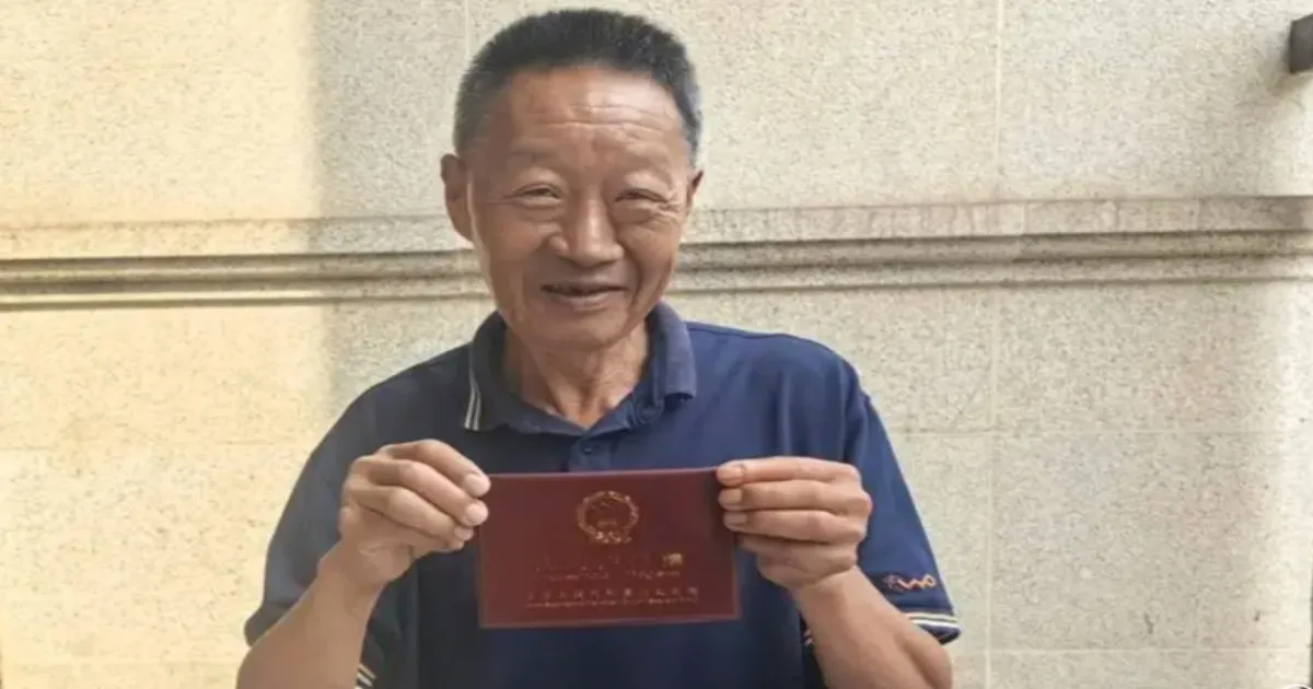 Chinese Man Reunites With Family After 25 Years of Solitary Mountain Life