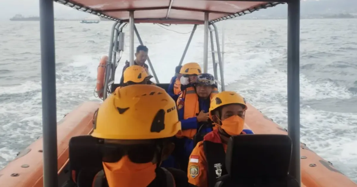 Rescuers Search For Eight Missing Near Anak Krakatau After Volcanic Eruption