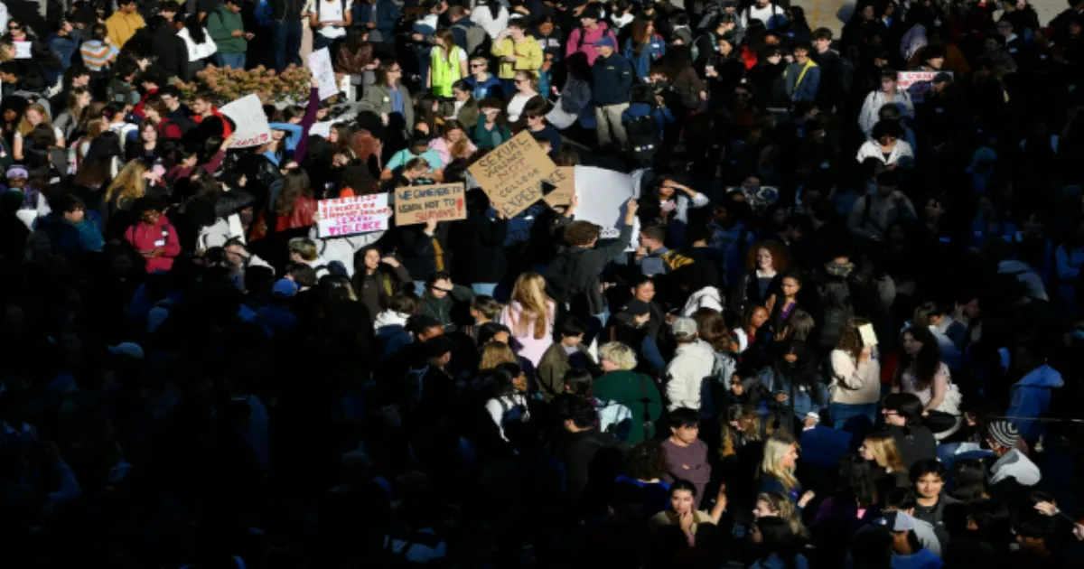 France's School Protests Draw Over 250,000 as Students Cite Leaks and Rat Infestations