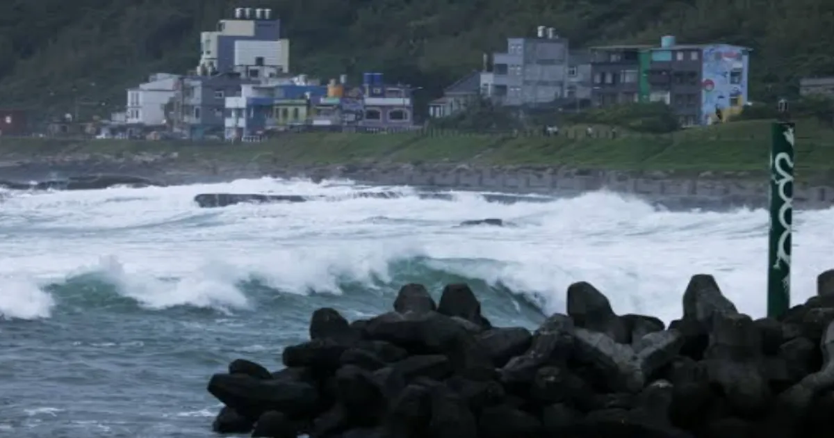 Taiwan Shuts Down as Typhoon Champi Brings Strong Winds and Torrential Rain