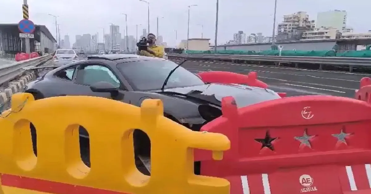 Mumbai Coastal Road Accident: Porsche Hits Divider, Driver Escapes Safely