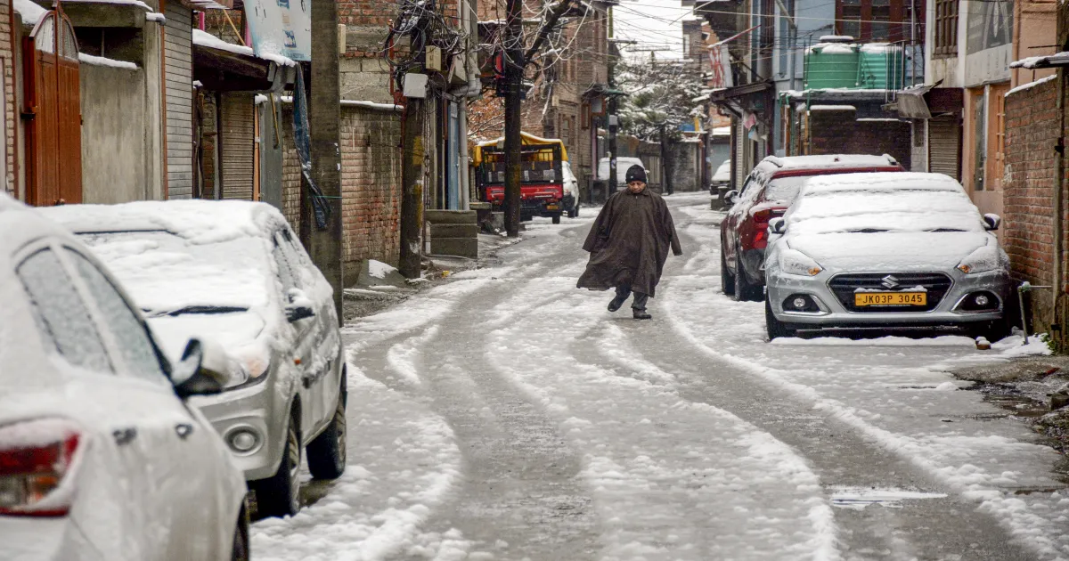 A FRESH COAT OF WHITE PAINT..! Srinagar dons blanket of snow