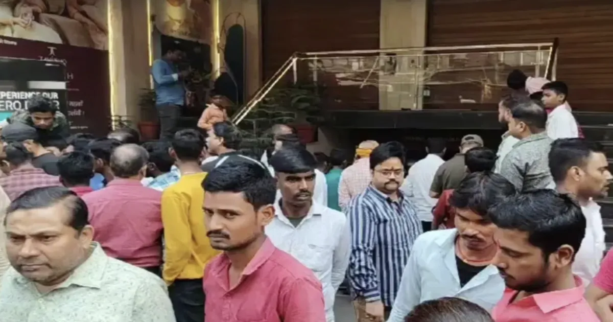 daylight-robbery-at-tanishq-showroom-in-bihar