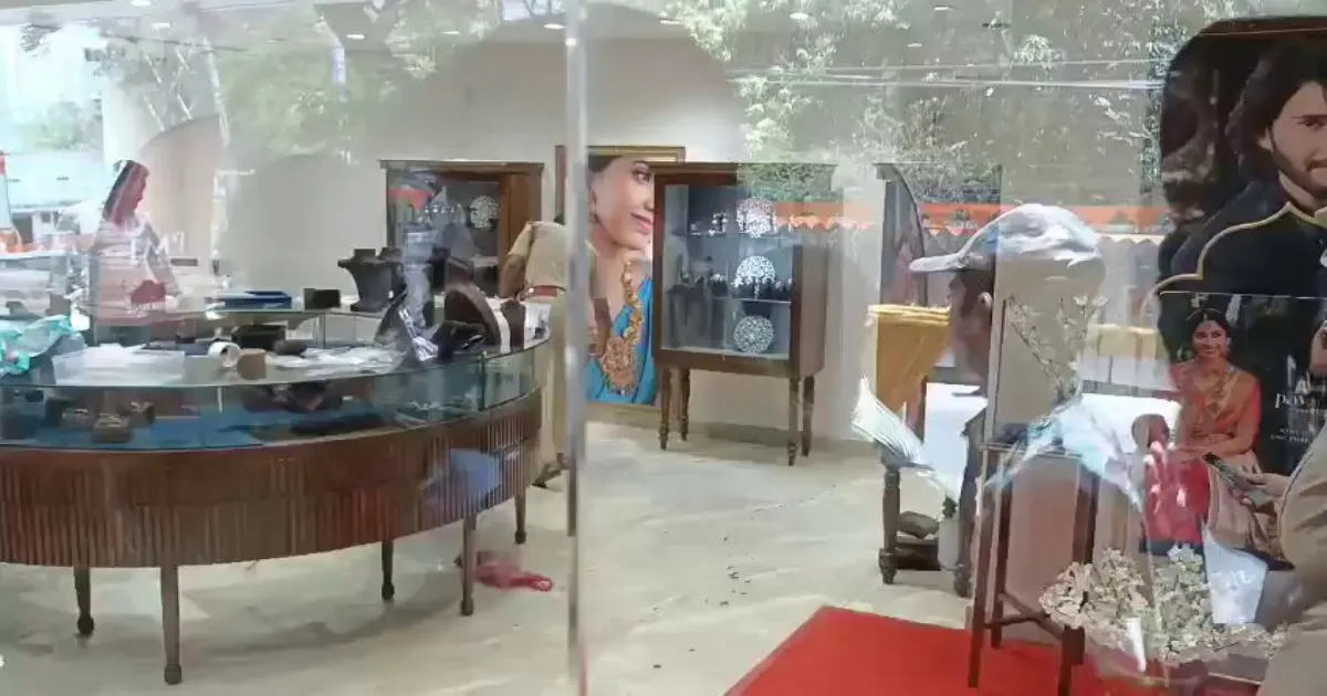 Five Gunmen Loot Jewellery Store In Karimnagar, Injure Employees, Police Launch Manhunt