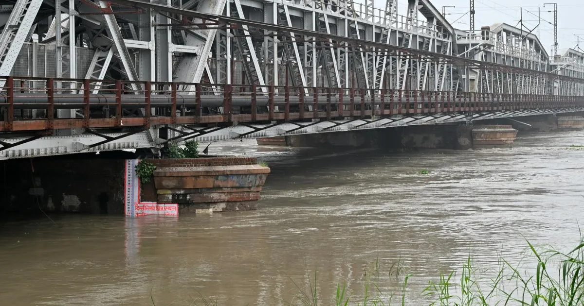 yamuna-threatens-delhi-with-imminent-flood-risk