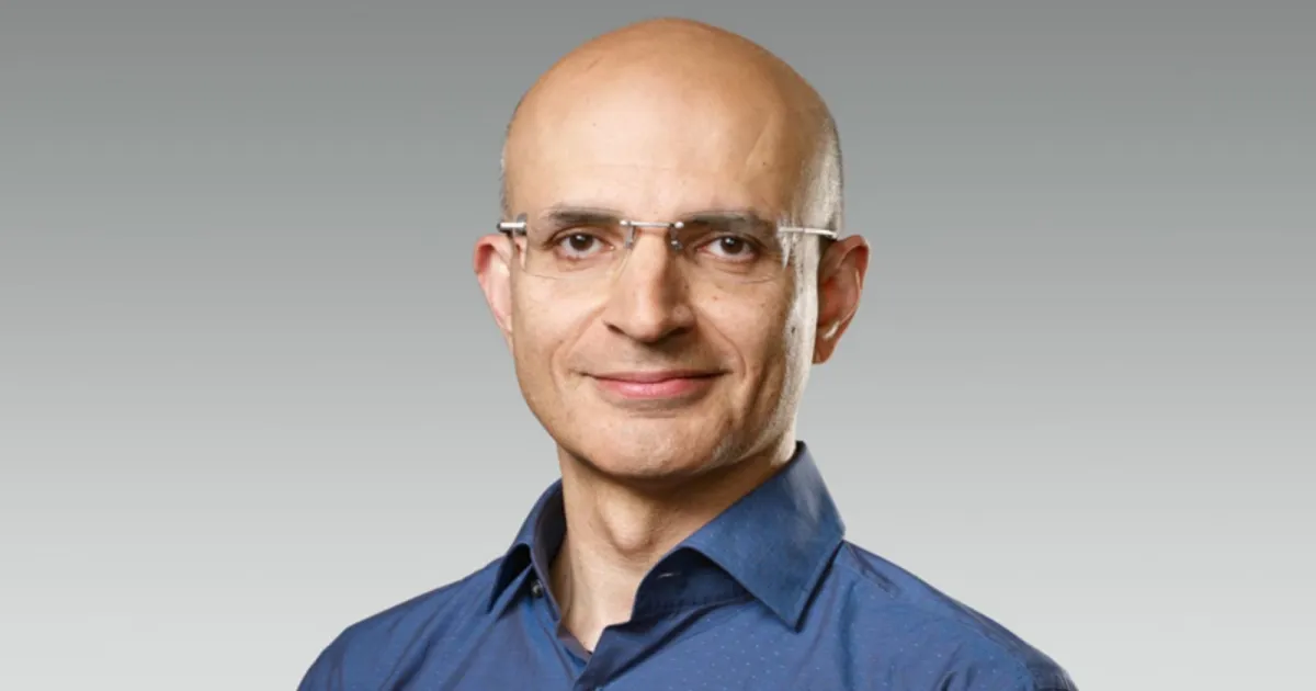 Apple Names Indian-Origin Sabih Khan as New COO in Leadership Shift