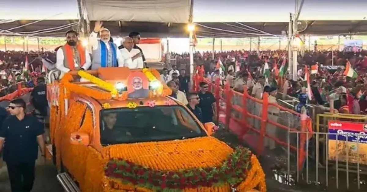 pm-modi-arrives-in-open-vehicle-for-motihari-rally-sign