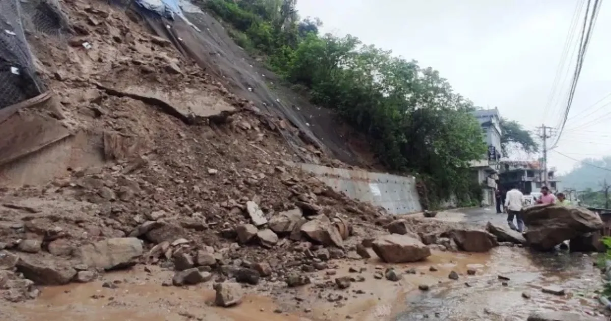 Tragic Monsoon Havoc in Himachal: Couple Killed, 471 Roads Blocked