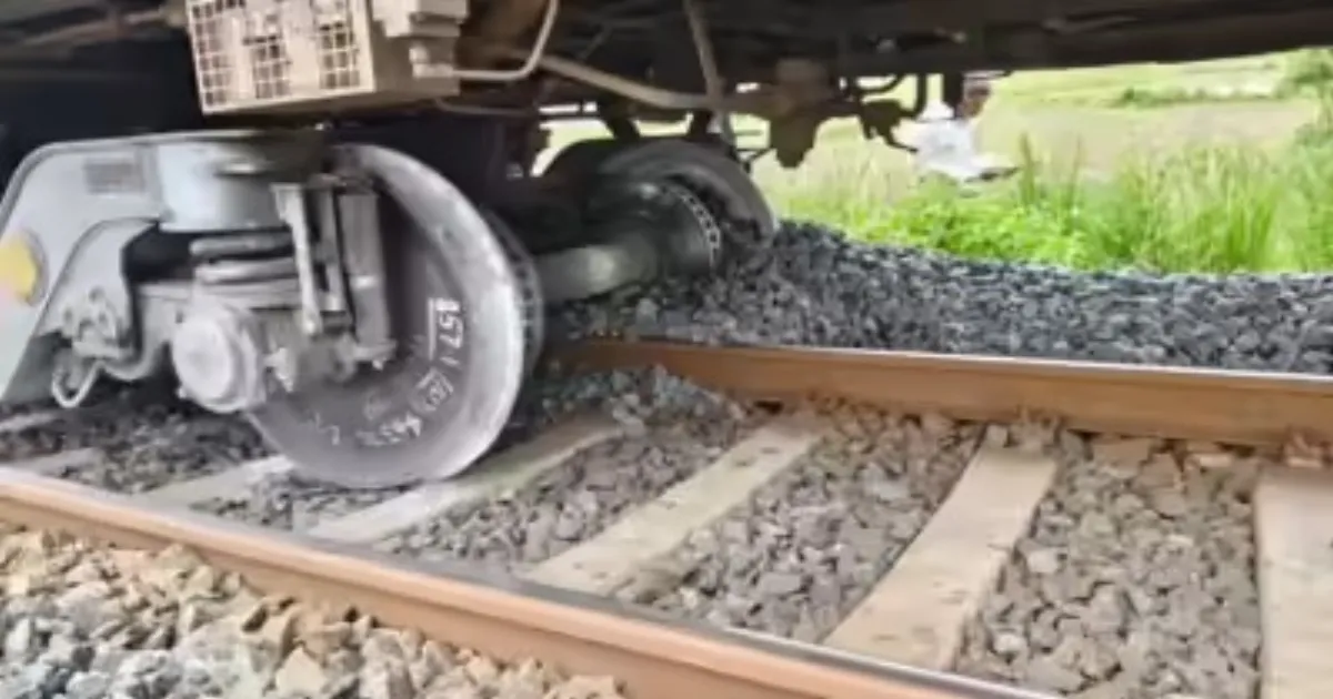 mahima-gosain-express-derails-near-sambalpur-no-injurie