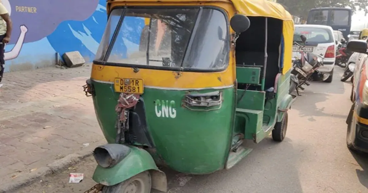 autorickshaw-driver-nabbed-at-rajiv-chowk-with-stolen-p