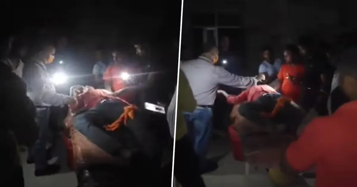 torchlight-treatment-at-ballia-hospital-amid-power-cris