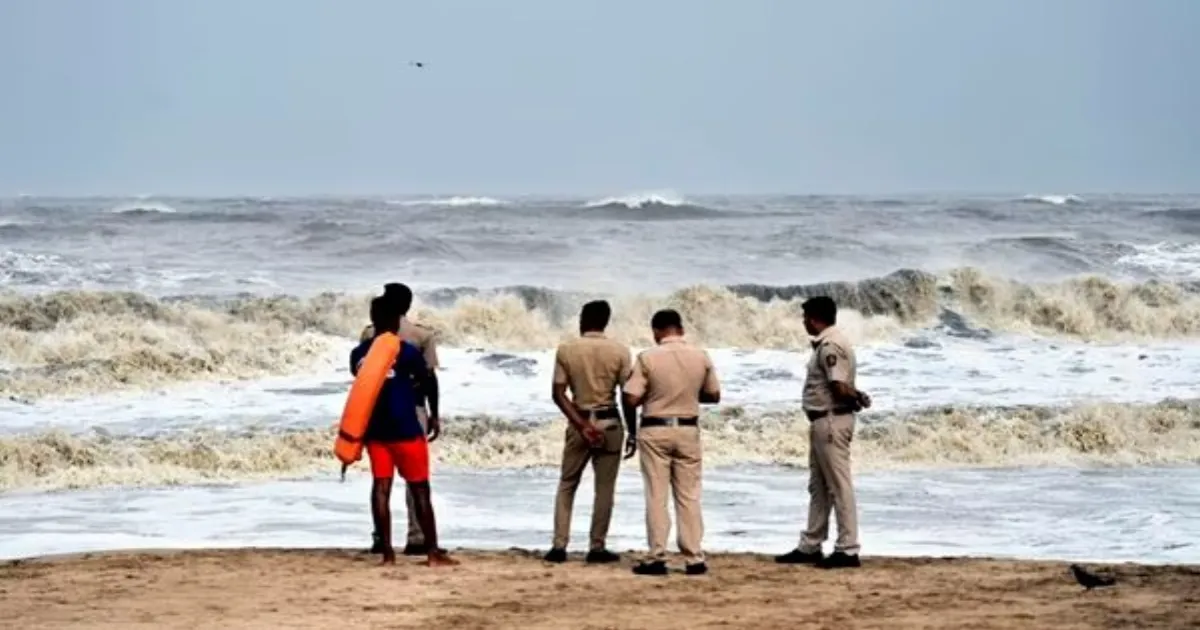 Mumbai: One Feared Drowned, One Rescued at Juhu’s Silver Beach