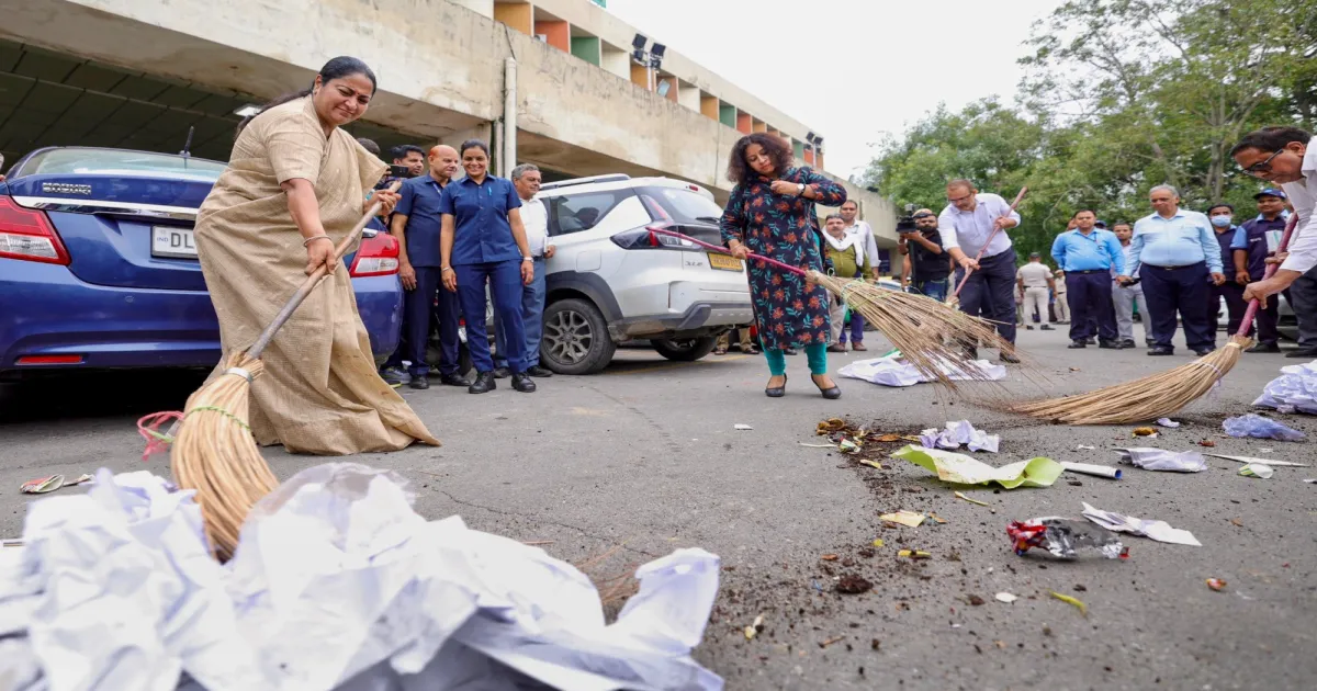 Delhi’s CM Rekha Gupta Wields Broom in Bold ‘Koode Se Azaadi’ Mission to Clean City!
