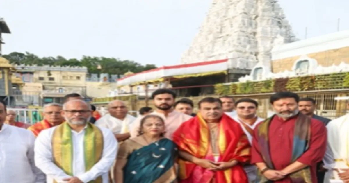nitin-gadkari-seeks-divine-blessings-at-tirupati