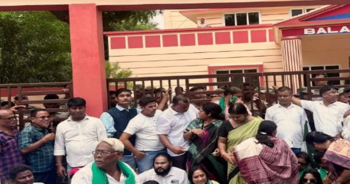 Puri Attack: Outrage and Grief Grip Odisha as Hundreds Mourn Teen Burn Victim 