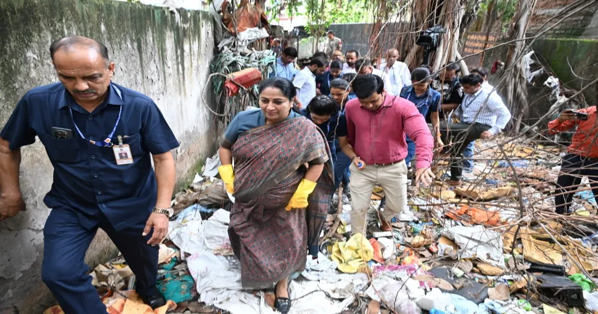 Delhi CM Leads 'Kude Se Azadi' Cleanliness Drive