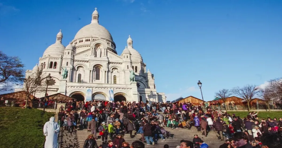paris-under-siege-montmartre-locals-fight-back-against