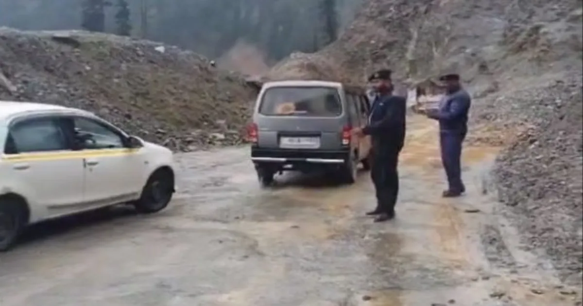 Bandipora-Gurez Road Reopened After Landslides Cleared