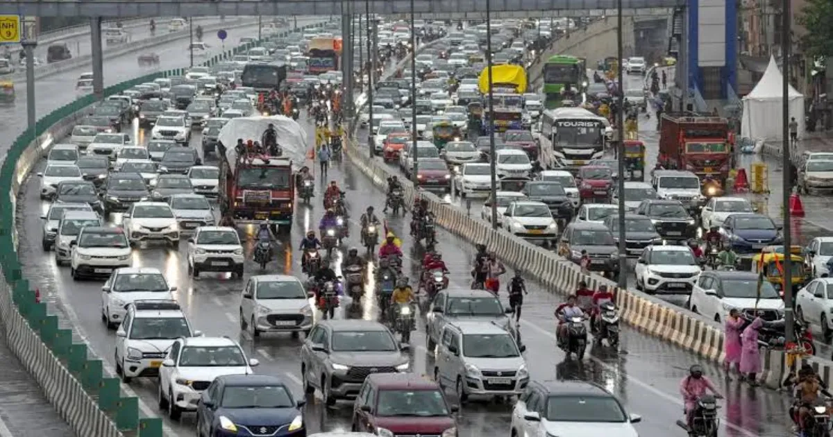 Delhi Drenched: Moderate Showers Trigger Traffic Chaos, Yellow Alert Issued!