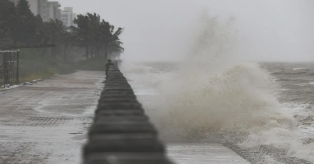 Typhoon Kajiki Batters Hainan, Targets Vietnam
