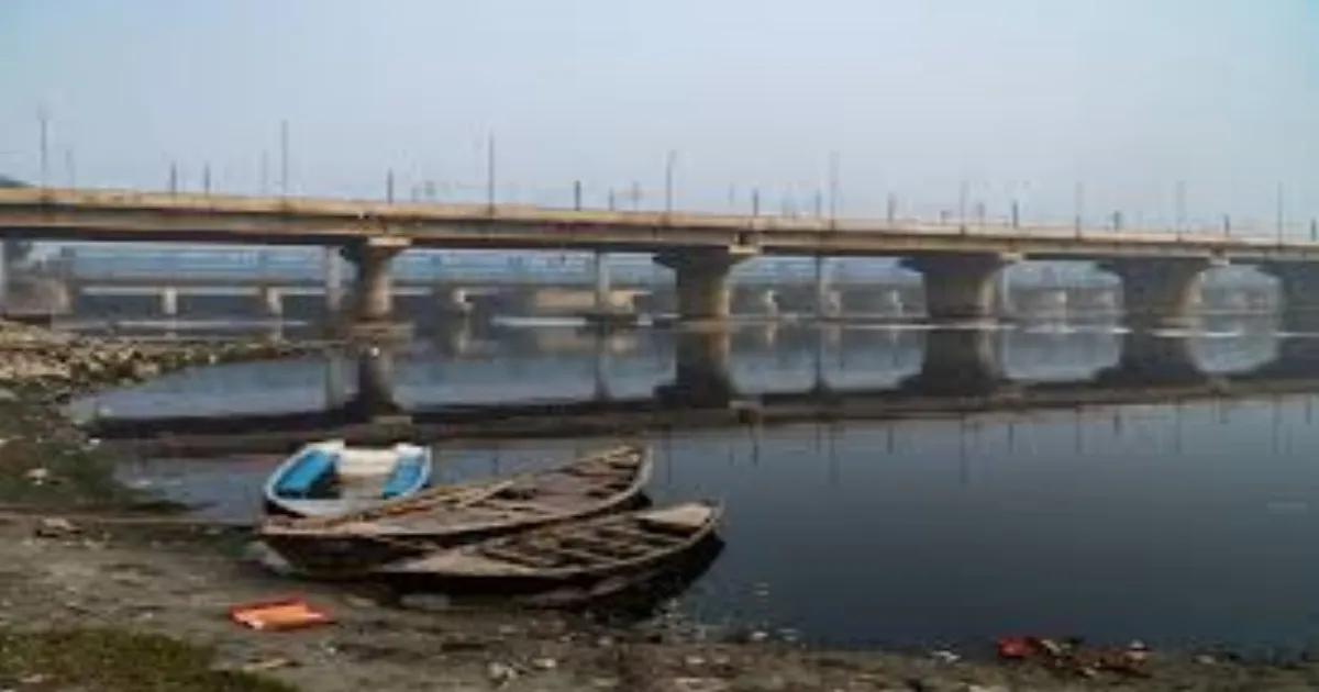 mathura-man-jumps-into-yamuna-clings-to-bridge-pillar-b